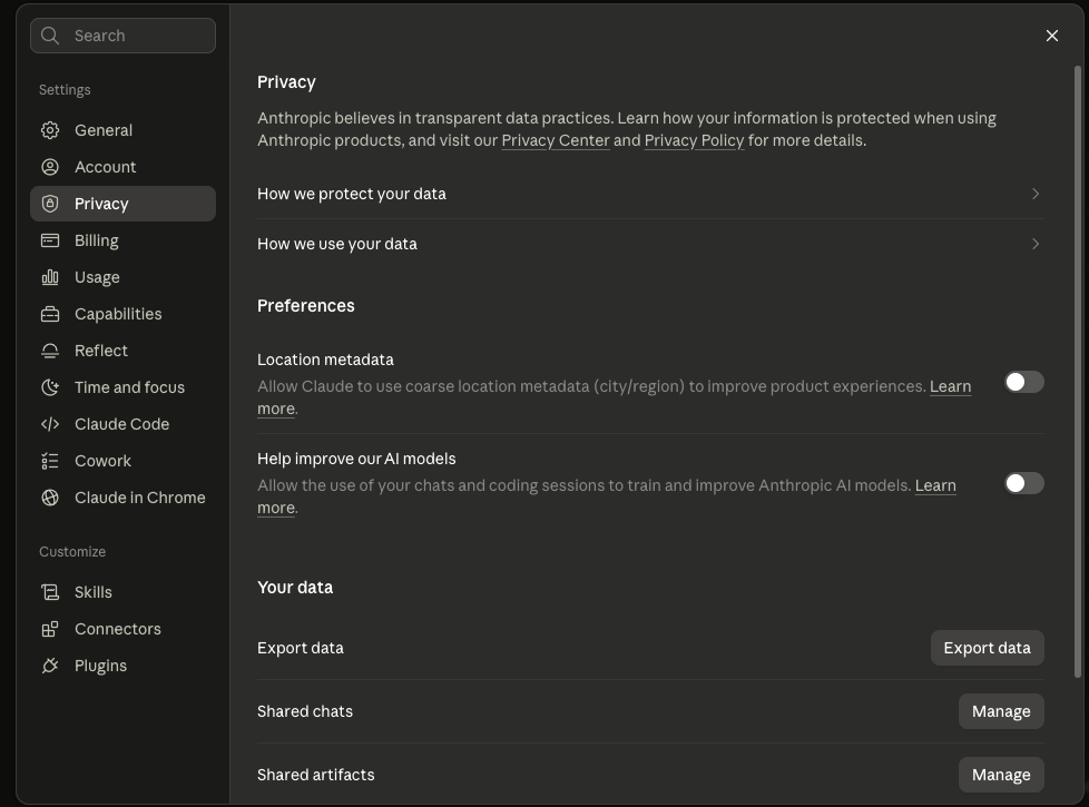 Claude 設定的 Privacy 頁面，Preferences 區有 Location metadata 與 Help improve our AI models 兩個開關，都在關閉位置
