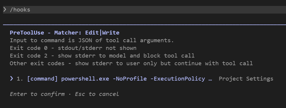 /hooks 選到 PreToolUse：Matcher 是 Edit|Write；Exit code 0 不顯示輸出、Exit code 2 把 stderr 交給模型並擋下工具呼叫、其他 exit code 只顯示給使用者但工具照跑；底下列出 powershell.exe 那個 command hook，來源 Project Settings