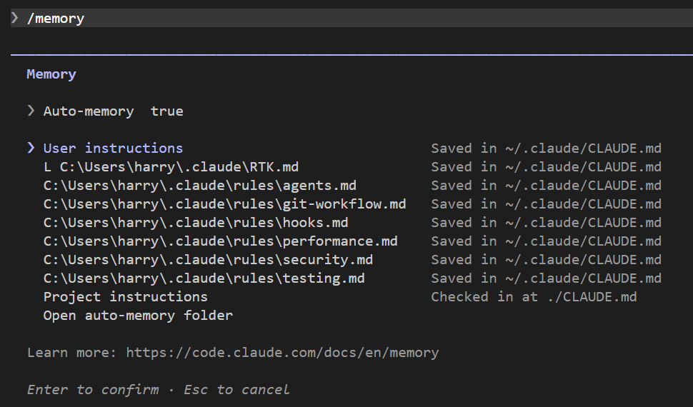 打 /memory 出現的選單：最上面是 Auto-memory true；接著是 User instructions（Saved in ~/.claude/CLAUDE.md）和底下七個使用者層的檔案；再來是 Project instructions（Checked in at ./CLAUDE.md）和 Open auto-memory folder；最下面是官方文件的連結，以及 Enter to confirm · Esc to cancel