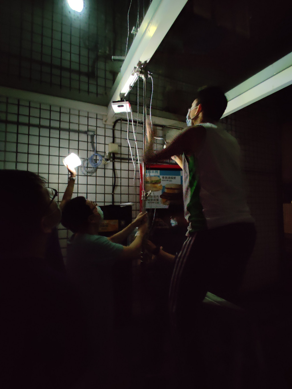 五年前的深夜，團隊在台灣的得來速門市車道裡架設相機，旁邊的人舉著手機手電筒照明